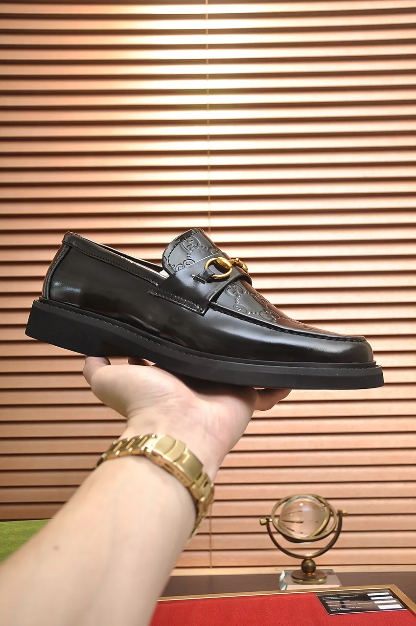 Men's shoes💰540💶Italy's top luxury men's shoe giant (GUCCI) (Gucci) (full cowhide lining) new arrival🍃Original European style🔰 Pleasant to the eye😍In order to make the shoes more durable and non-deformable🌀The production continues to follow traditional methods but there is still no lack of innovation💪Choose original sheepskin for the leather♻️ Smooth and natural And extra bright ⭐Made of imported cowhide, the first choice of rich people 38-45 (45 customized)